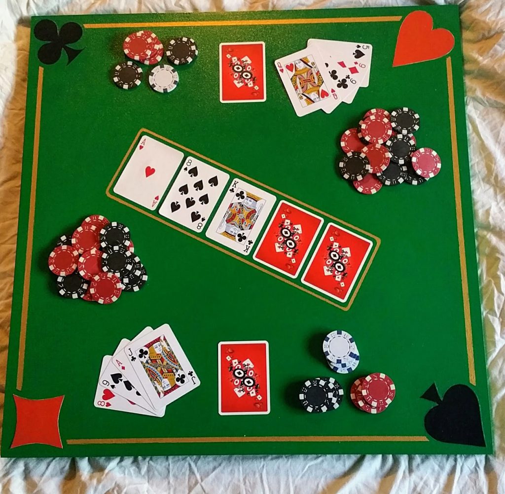 Table de poker carrée 70x70 cm, finition résine époxy, avec un plateau illustrant des cartes, jetons et motifs colorés.