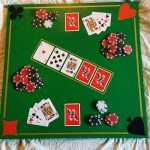 Table de poker carrée 70x70 cm, finition résine époxy, avec un plateau illustrant des cartes, jetons et motifs colorés.