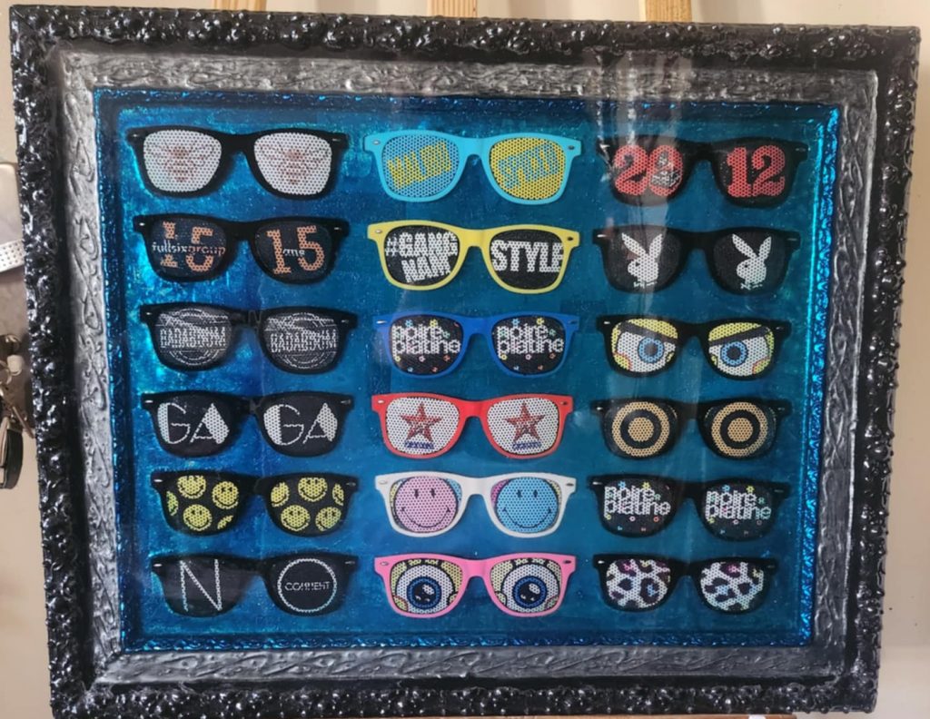 Fenêtre sur Regard – Œuvre artistique en résine et lunettes